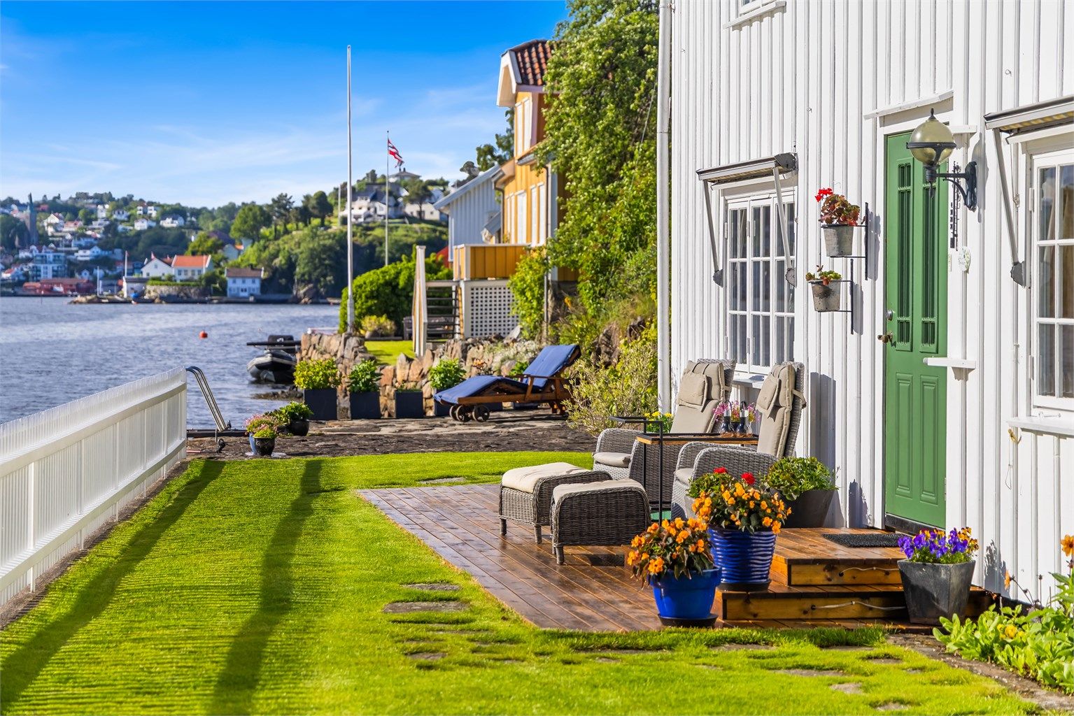 Uteområdene er pent opparbeidet med plenarealer og steinlagte stier.