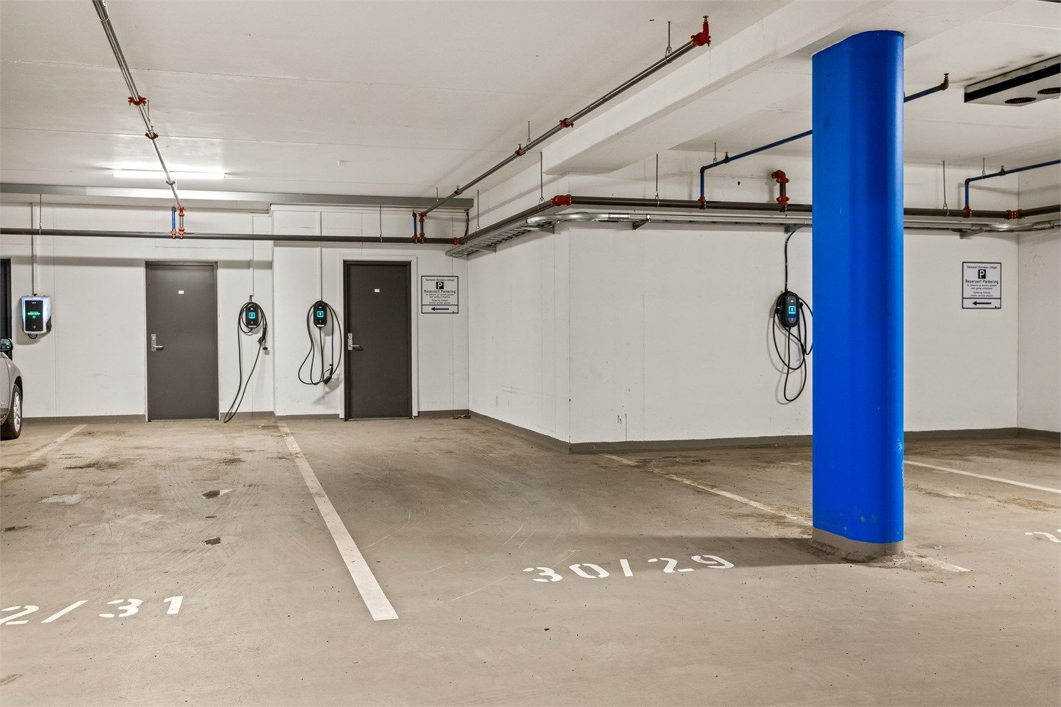 Med leiligheten føler en dobbel parkeringplass