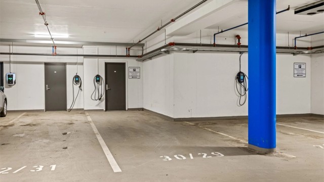 Med leiligheten føler en dobbel parkeringplass