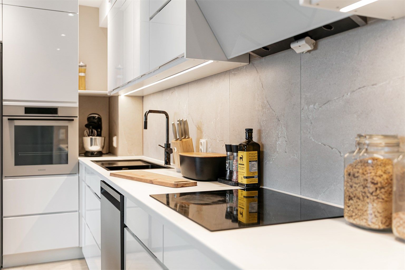 God benkeplass og nedfelt servant. Armatur av høykvalitet (Tapwell).