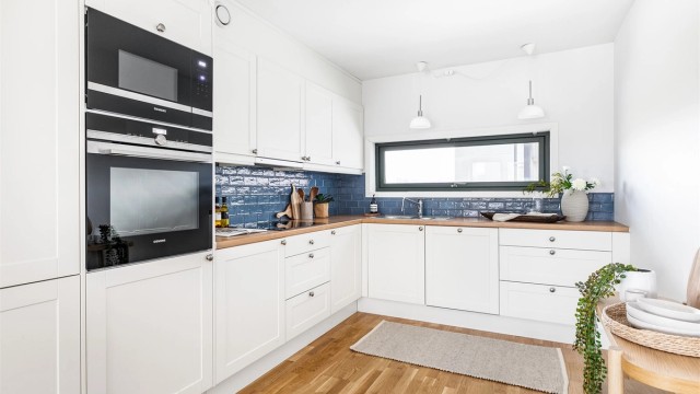 Velkommen til Vårliveien 3F!
Kjøkkenets innredning er både stilsikker og bruksvennlig utformet.