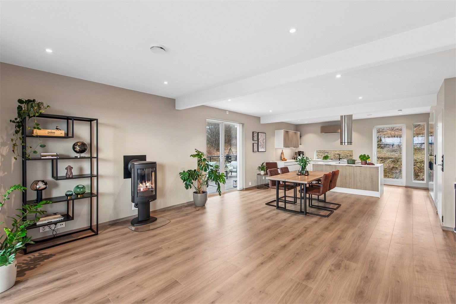 Utgang til stor terrasse fra spisestue og utgang til uteområde fra kjøkken. 