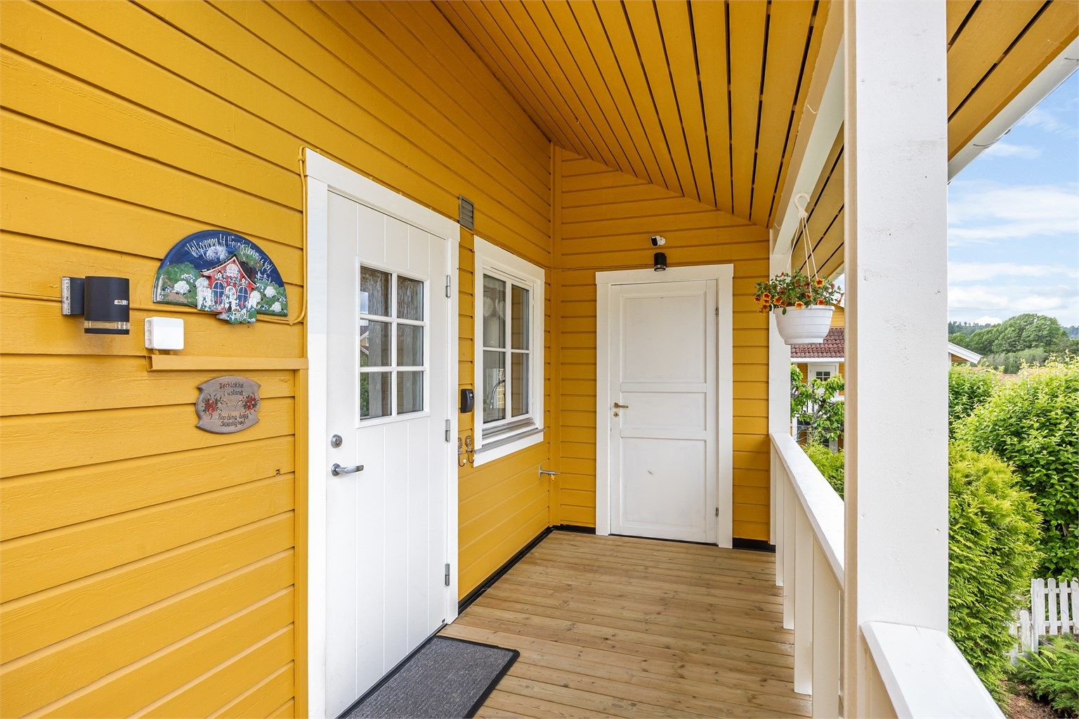 Overbygget inngangsparti med tilhørende utvendig bod for ekstra lagring.