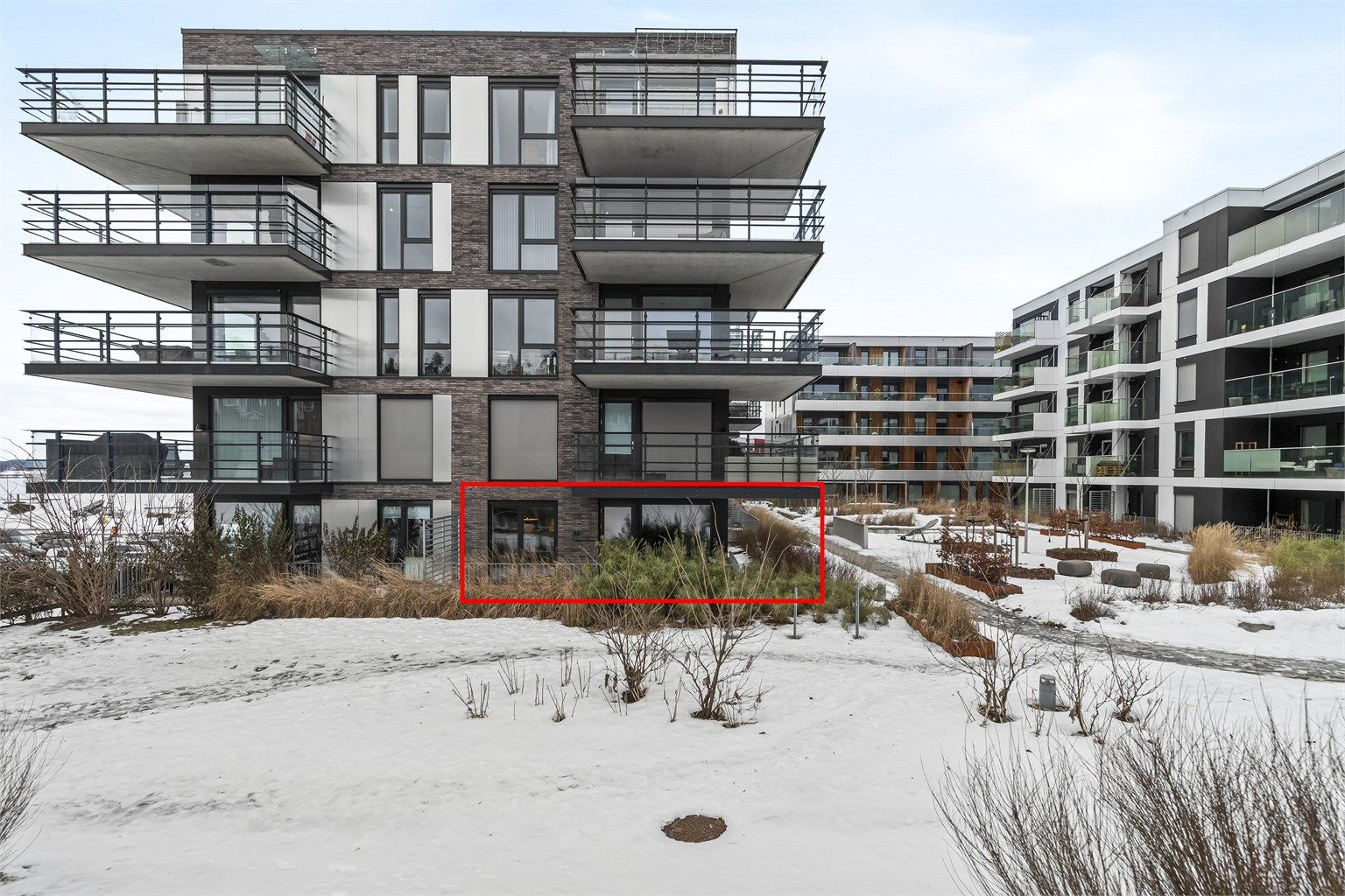 Velkommen til denne  moderne og stilfulle eierleilighet i det populære Sameiet Dockside 5, beliggende på Kaldnes Brygge