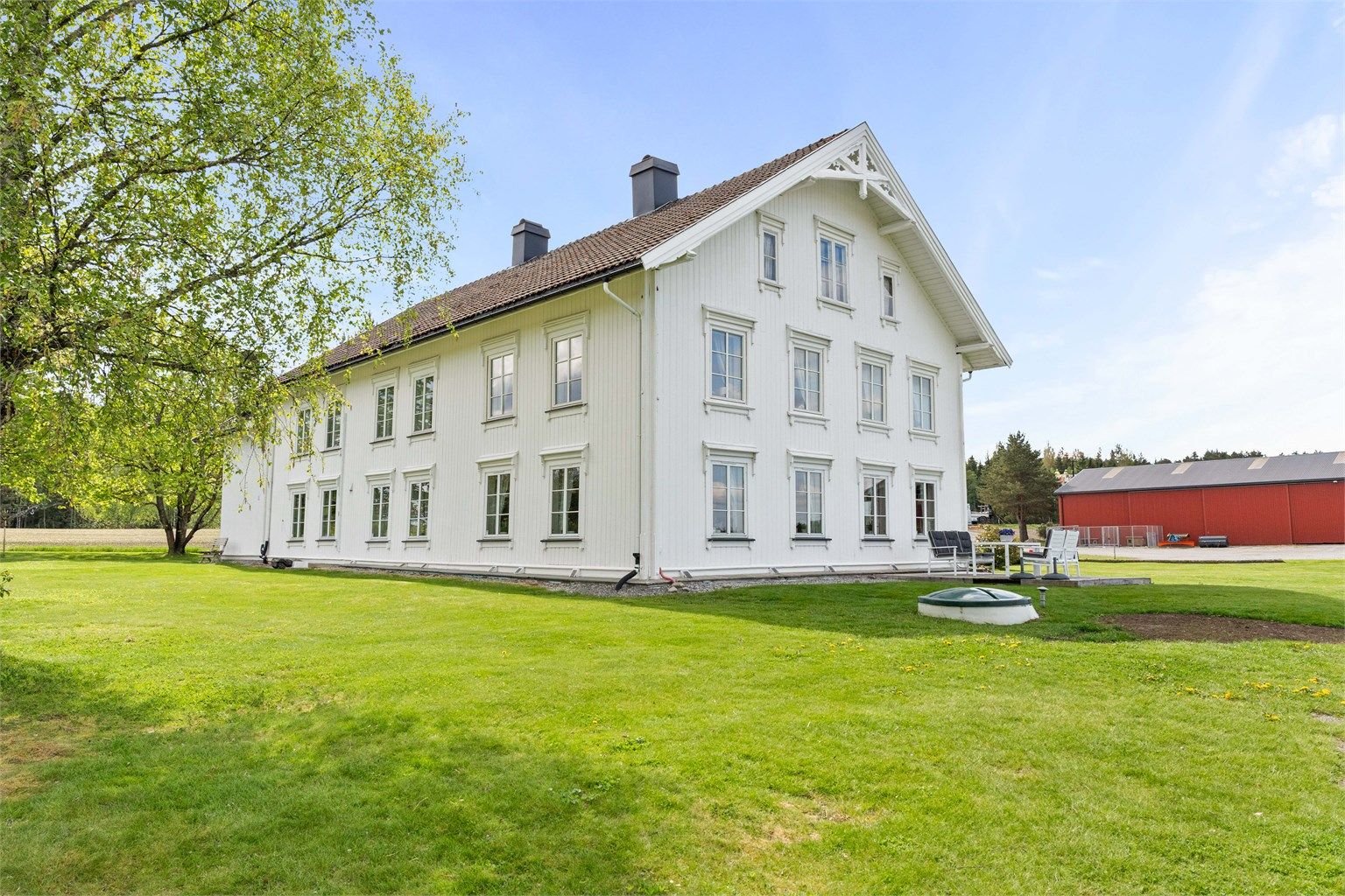 En historisk landbrukseiendom fra 1856. Våningshuset er oppført i laftet tømmer, og er etterisolert og har fått nye vinduer i 2002.
Foto: Anders Botnmark.