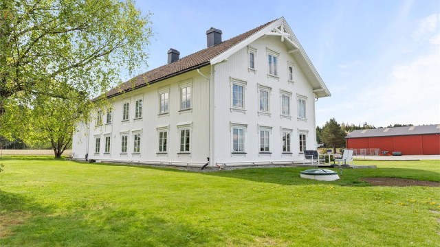 En historisk landbrukseiendom fra 1856. Våningshuset er oppført i laftet tømmer, og er etterisolert og har fått nye vinduer i 2002.
Foto: Anders Botnmark.
