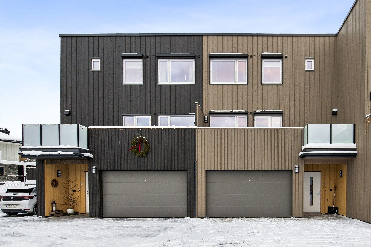 Boligen har en svært sentral beliggenhet med kun 5 minutters spasertur til Meny Åsane dagligvarebutikk, blomsterbutikk og apotek.