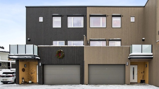 Boligen har en svært sentral beliggenhet med kun 5 minutters spasertur til Meny Åsane dagligvarebutikk, blomsterbutikk og apotek.