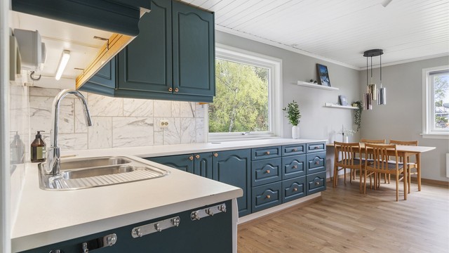 Kjøkkenet har frittstående komfyr, oppvaskmaskin og kjøleskap med fryser (alle hvitevarer medfølger). I likhet med stuen er her godt med vindusflater som gir godt med gjennomlys, i tillegg til trivelig utsyn