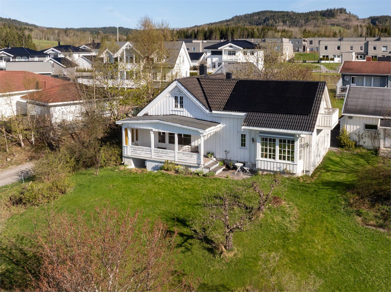 Eiendommen er beliggende i et attraktivt boligområde på Lierskogen