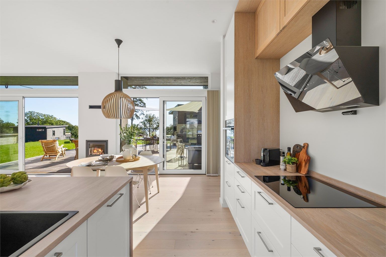 Kjøkkenet er fullt utstyrt med integrerte hvitevarer, klart for bruk.