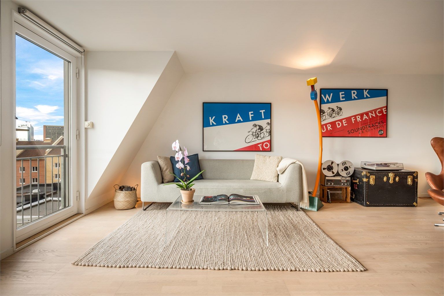 Stuen har god plass til sofagruppe og sitteplasser, og kan enkelt møbleres på forskjellige måter.