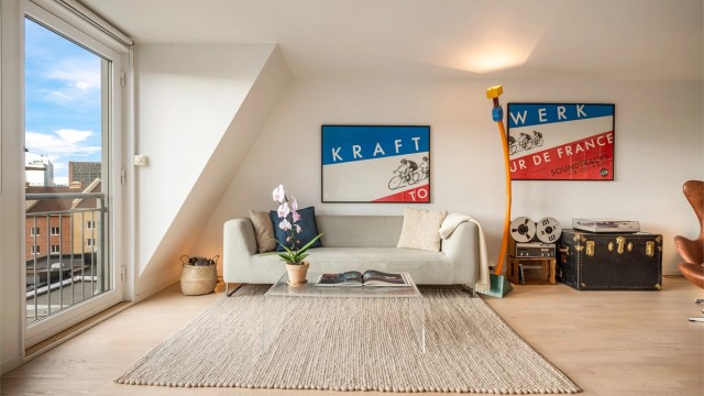 Stuen har god plass til sofagruppe og sitteplasser, og kan enkelt møbleres på forskjellige måter.