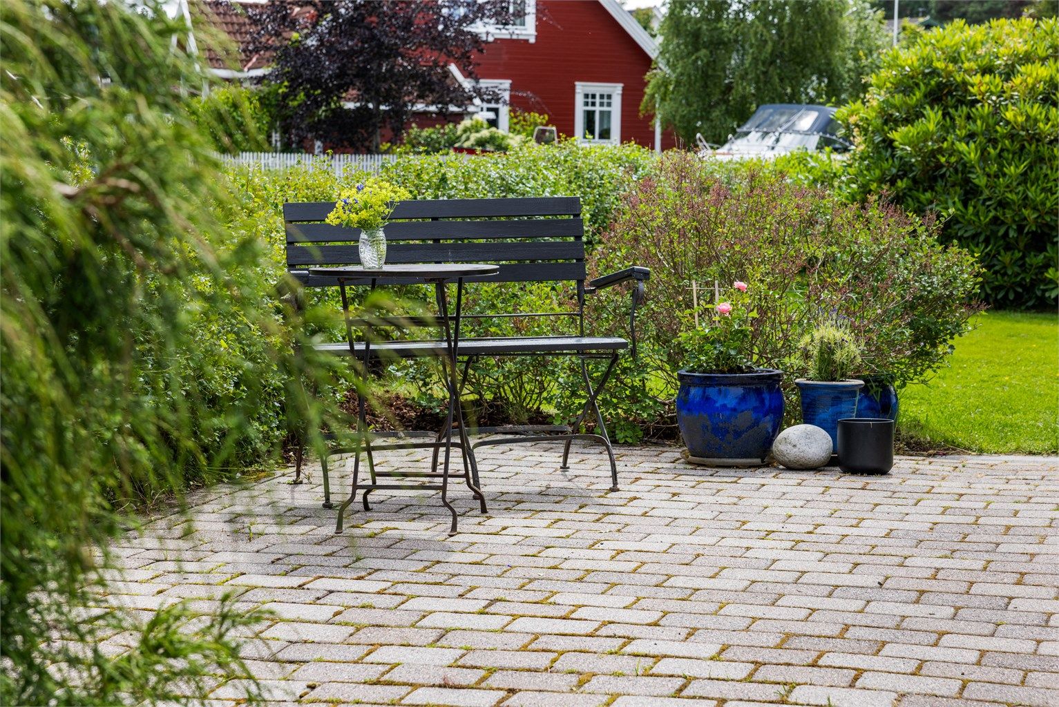 Tomten har flere hyggelige uteplasser, her ved inngangspartiet.