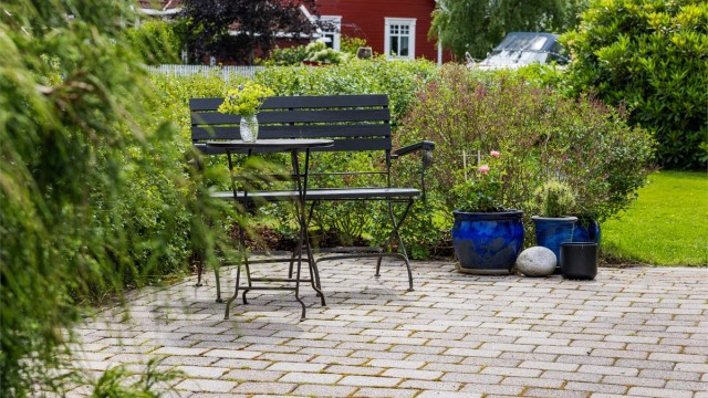 Tomten har flere hyggelige uteplasser, her ved inngangspartiet.