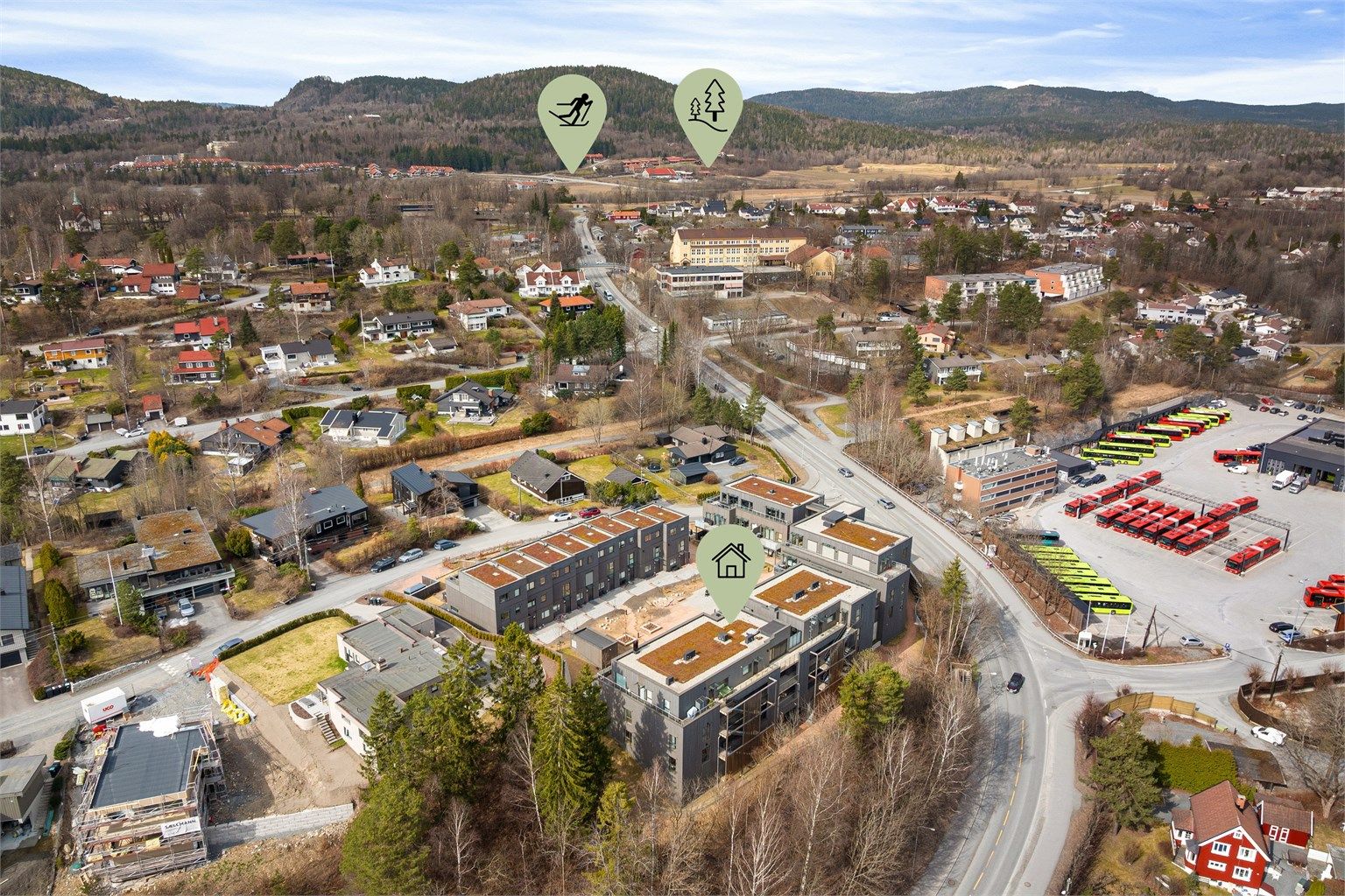 Her bor du i gangavstand til buss, T-bane, restauranter, butikker, dagligvare, turløyper, langrennsløyper og park.