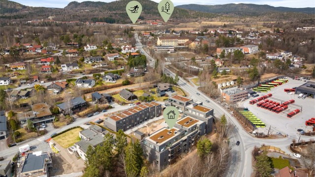 Her bor du i gangavstand til buss, T-bane, restauranter, butikker, dagligvare, turløyper, langrennsløyper og park.