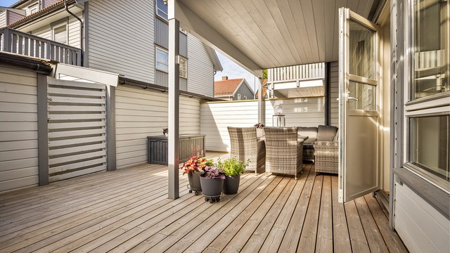 Lun, disponibel terrasse på 29 kvm. Levegger mot nabo og terrasse er fra 2024/2026.