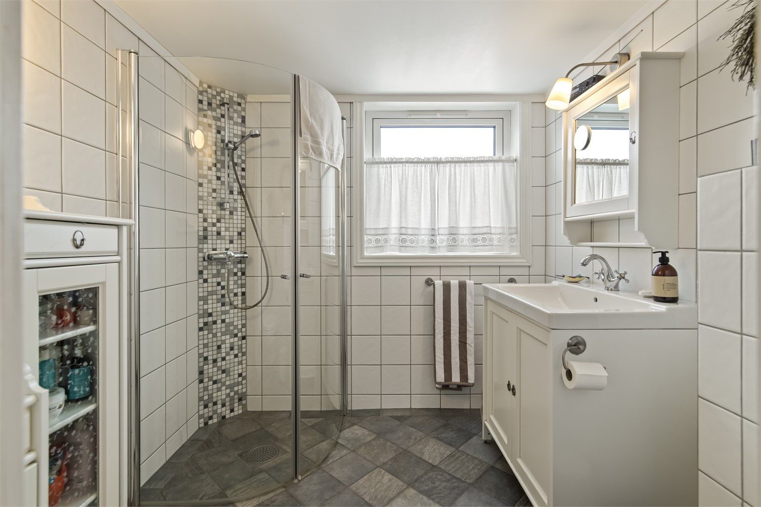 Flislagt bad som er pusset opp og utvidet i 2009