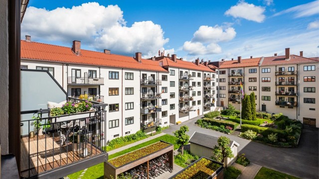 Soverommet har flott utsyn over den stille bakgården.