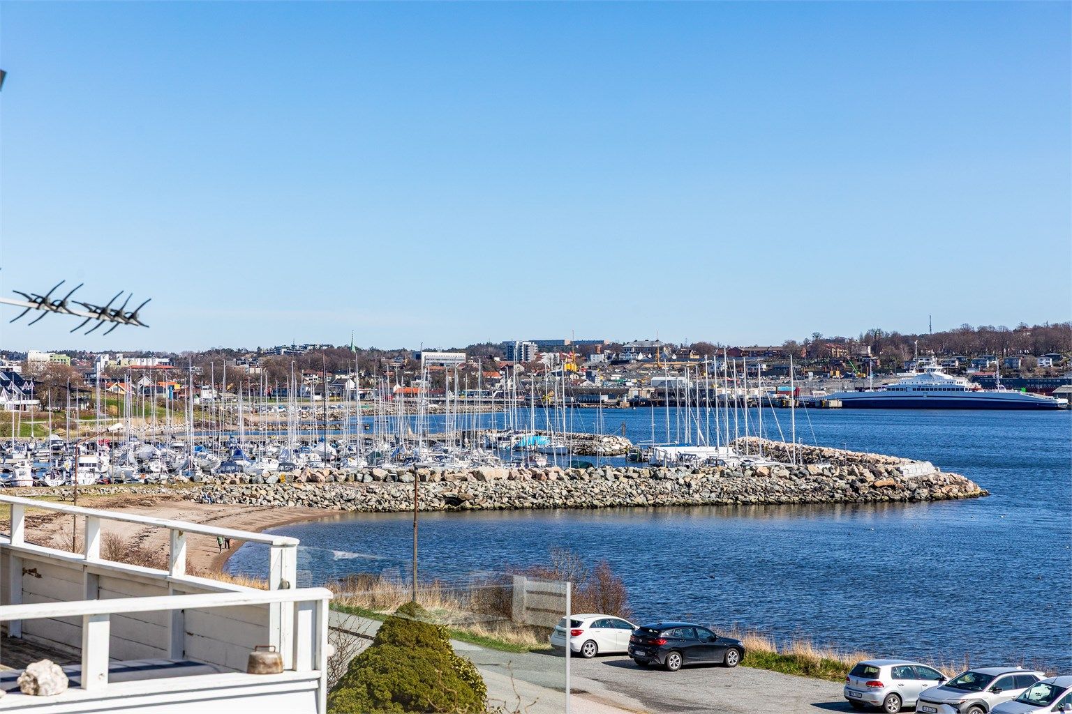 Utsikt fra balkongen til Søly båthavn, Sjøbadet og Kanalen - fremhevet med zoom.