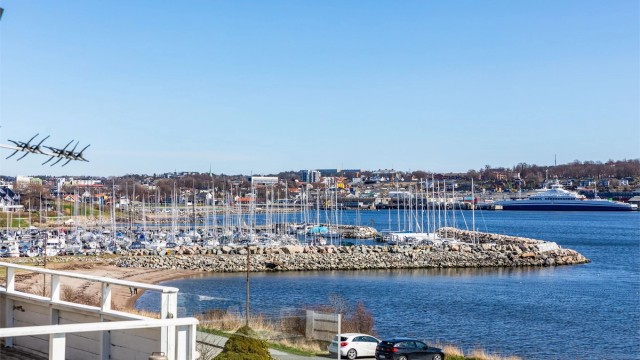 Utsikt fra balkongen til Søly båthavn, Sjøbadet og Kanalen - fremhevet med zoom.