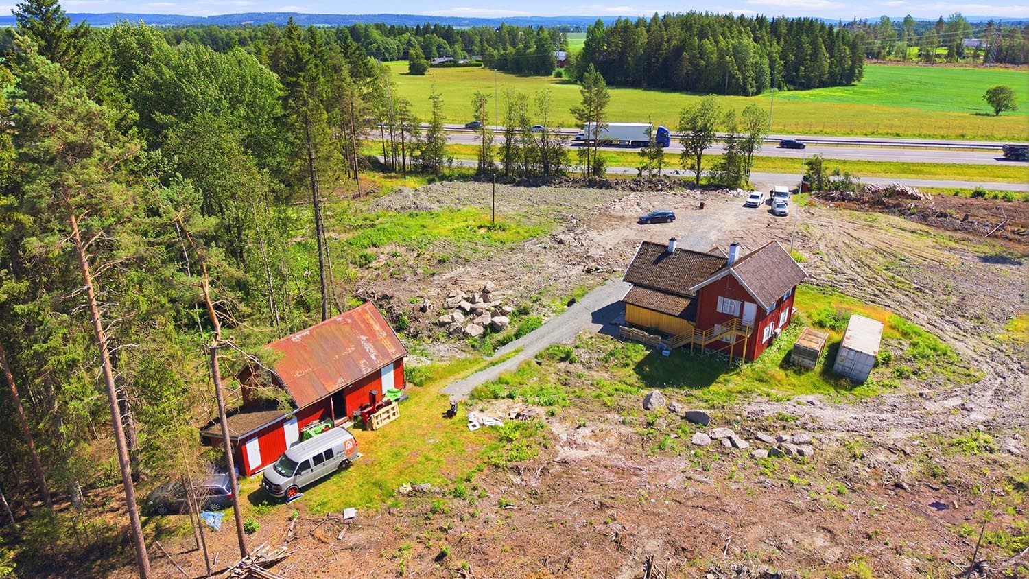 Velkommen til Lindebergvegen 250! Eiendommen har en landlig beliggenhet i Ullensaker, omkranset av åpne jorder og med skogen som nærmeste nabo.