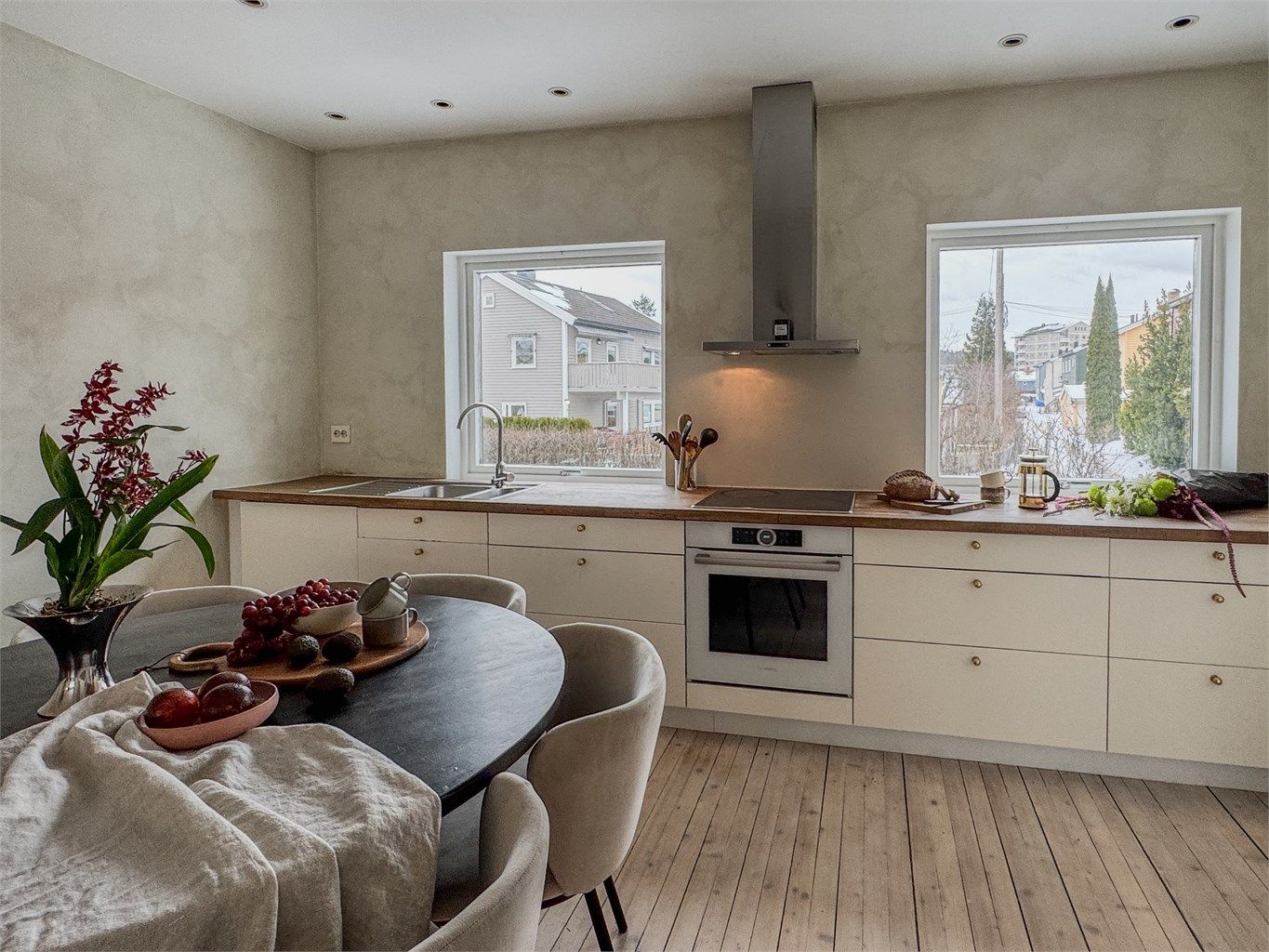 Det er god plass til en hyggelig spiseplass i tilknytning til kjøkkenet. Foto: Privat.