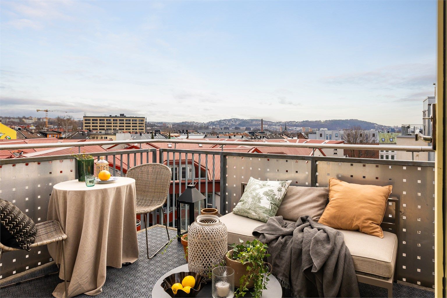 Fra stuen er det direkte utgang til en flott balkong med fantastisk utsikt over Oslo.