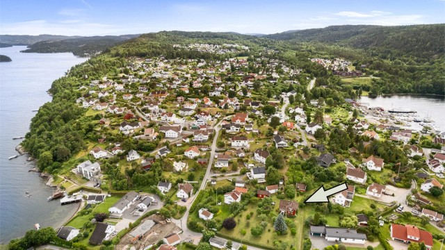Eiendommen er markert med pil.