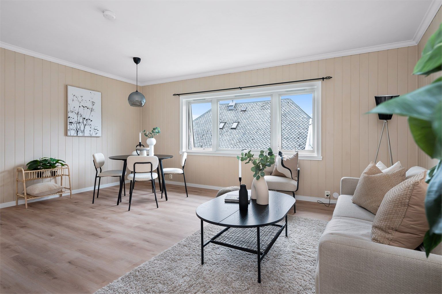 Stuen er romslig med plass til naturlige soneinndelinger for møblering. 