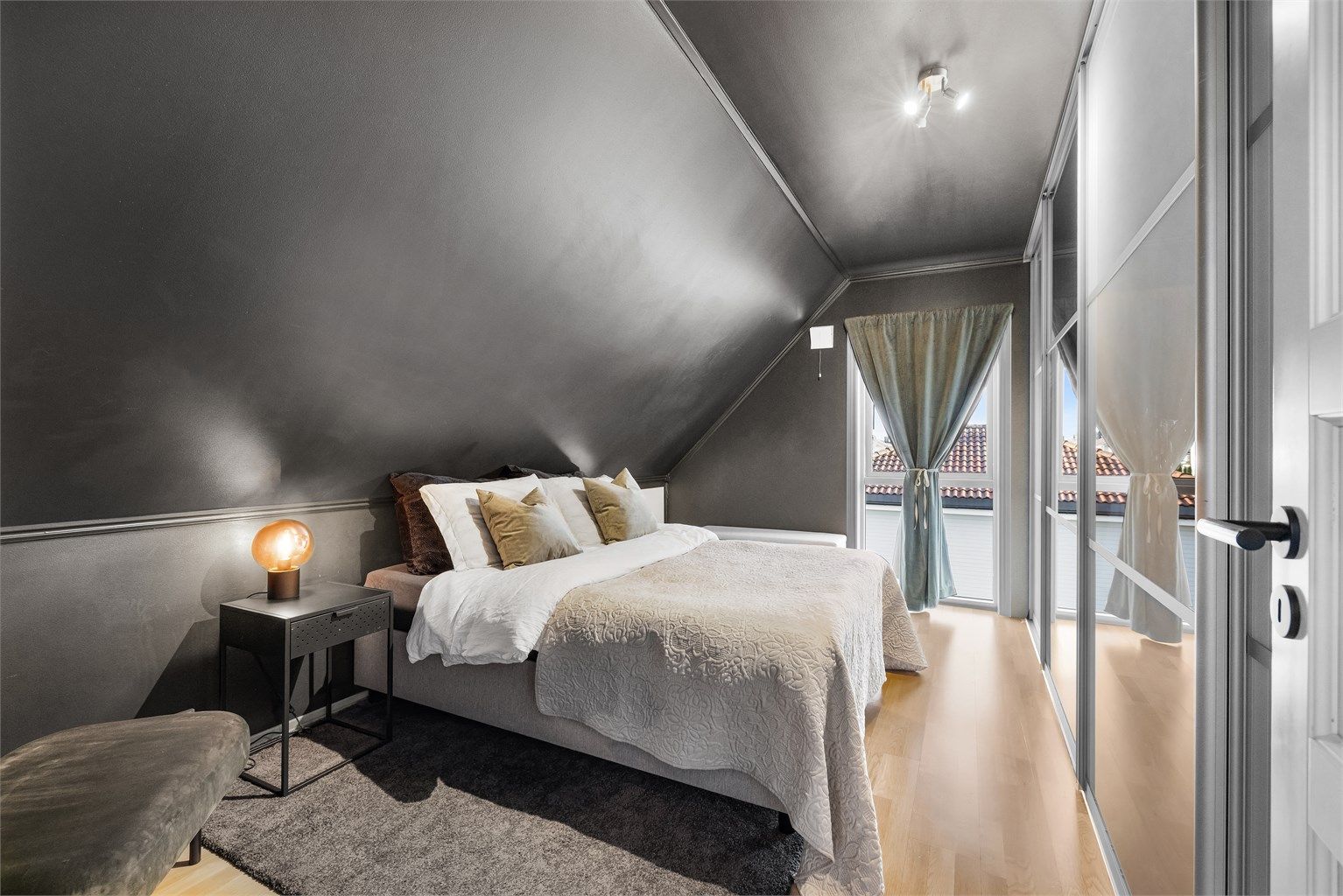 Hovedsoverommet har god plass til dobbeltseng og garderobeløsning.