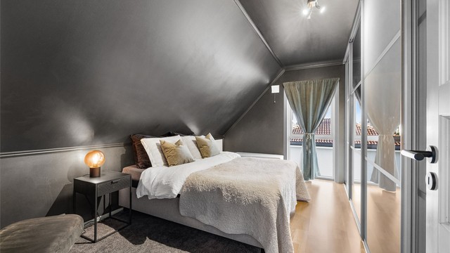 Hovedsoverommet har god plass til dobbeltseng og garderobeløsning.