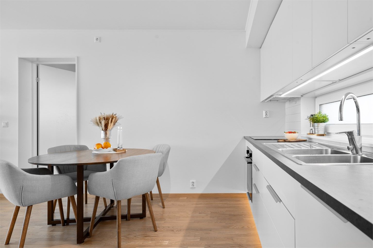 Lyst og funksjonelt kjøkken i åpen løsning mot stue, som gir en luftig og sosial romfølelse.