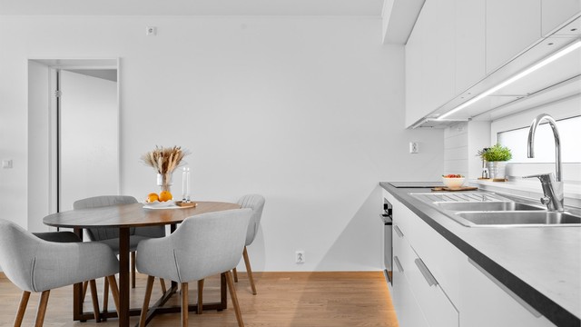 Lyst og funksjonelt kjøkken i åpen løsning mot stue, som gir en luftig og sosial romfølelse.