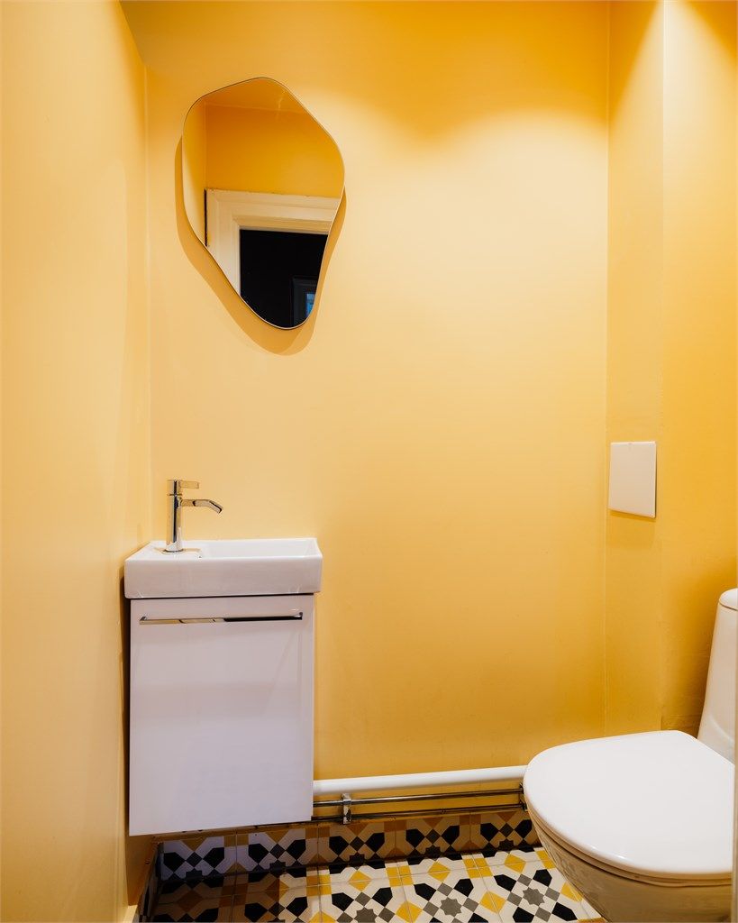 Toalettrom fra 2023. Gulv belagt med fliser med gulvvarme.