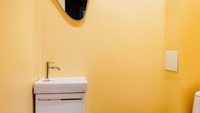 Toalettrom fra 2023. Gulv belagt med fliser med gulvvarme.