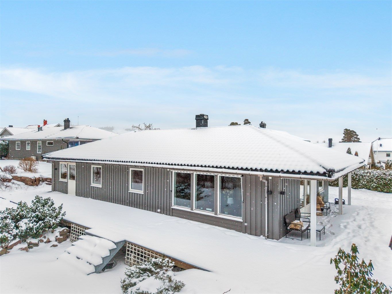 Stor terrasse på 2 sider - mot syd og vest - av den hyggelige eneboligen på et plan