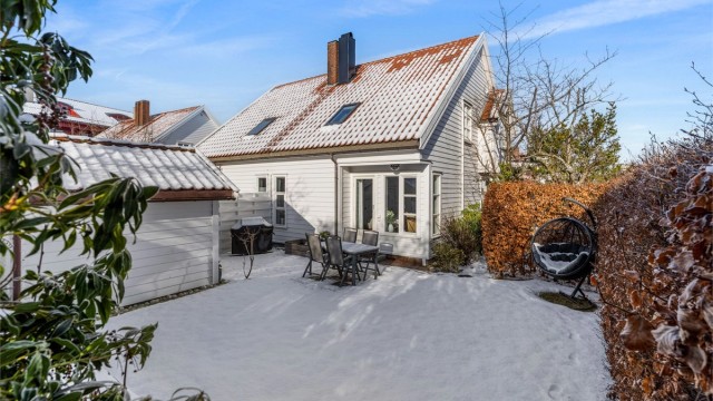 Velkommen til Frøystadveien 14, en innholdsrik og pen familiebolig med meget barnevennlig og attraktiv beliggenhet på vakre Frøystad gård feltet.
Krogsveen avd. Sandnes v/ Tom Christer Hovde, ønsker velkommen til visning.
Foto: Martin Nordbø