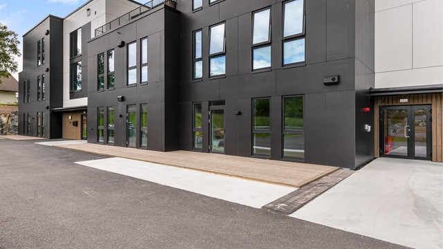 Den nordvendte terrassen gir en sval og privat uteplass.