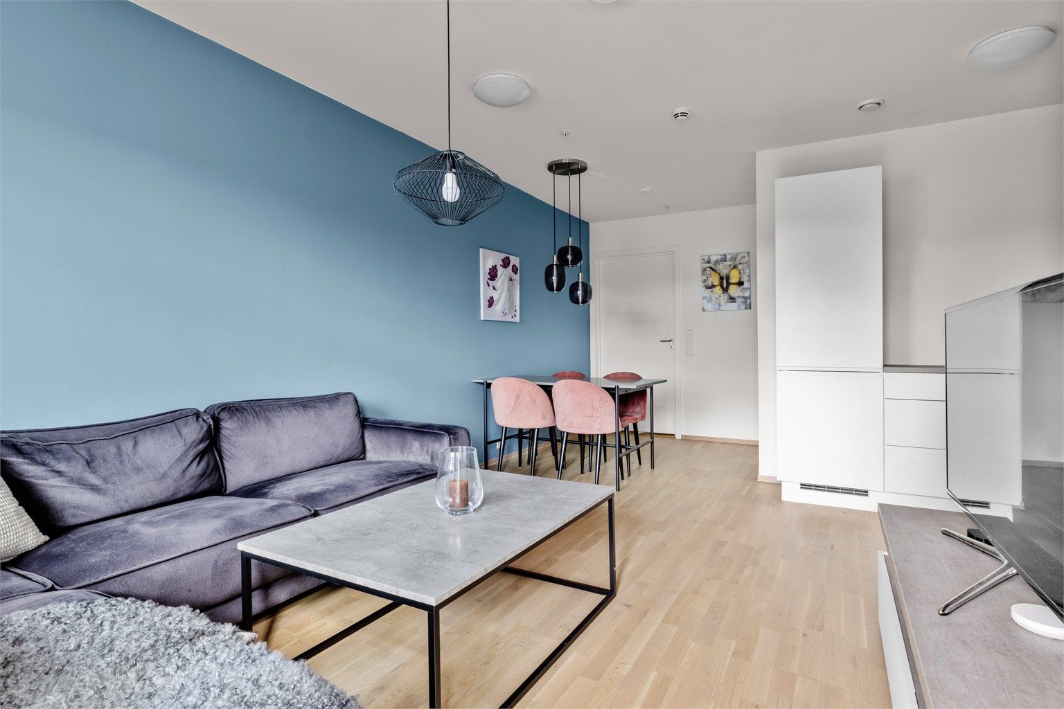 Stue med plass til spisestue.