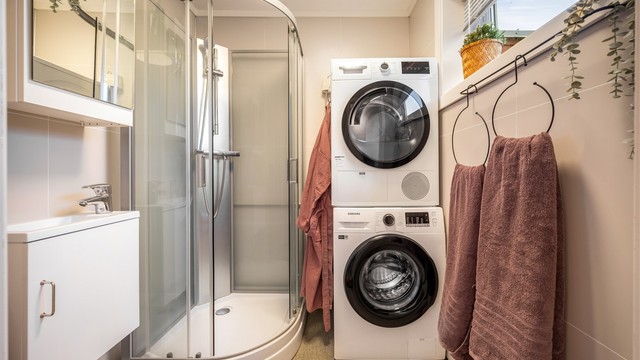 Badet i andre etasje har dusjkabinett, baderomsplater på veggene og opplegg for vaskesøyle, praktisk med eget vaskerom i samme etasje som soverommene.