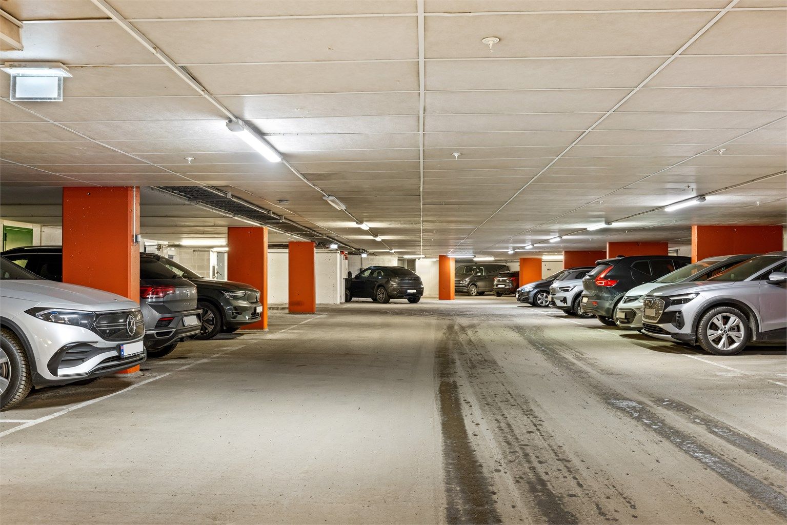 Bygget har parkeringsanlegg i underetasjen. Det følger ingen parkering, men mulighet for å leie plass.
