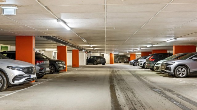 Bygget har parkeringsanlegg i underetasjen. Det følger ingen parkering, men mulighet for å leie plass.