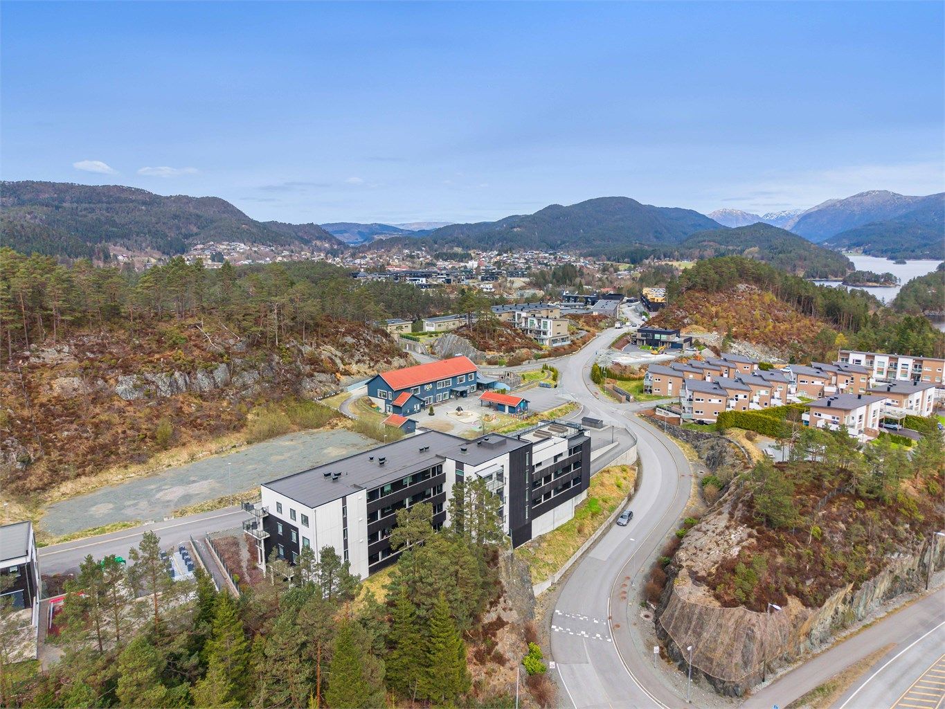 Amfi Os ligger ca fem minutters kjøretur unna boligen, og til Os sentrum tar det ca 7 minutter