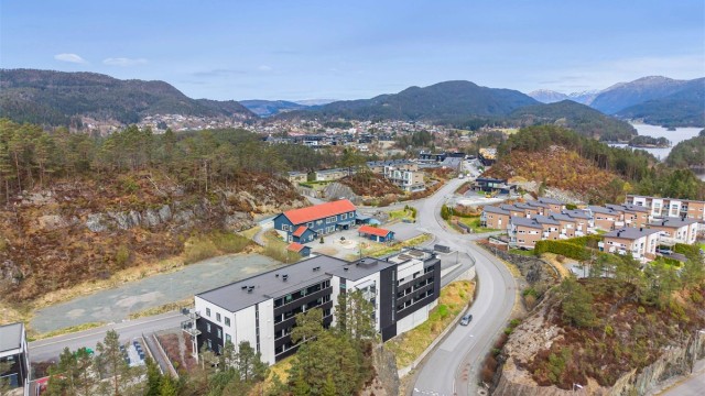 Amfi Os ligger ca fem minutters kjøretur unna boligen, og til Os sentrum tar det ca 7 minutter