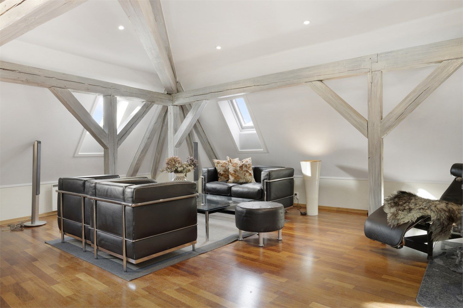 Stue- og kjøkkenarealet måler til sammen romslige 43 kvm og har utstrakt bruk av downlights.