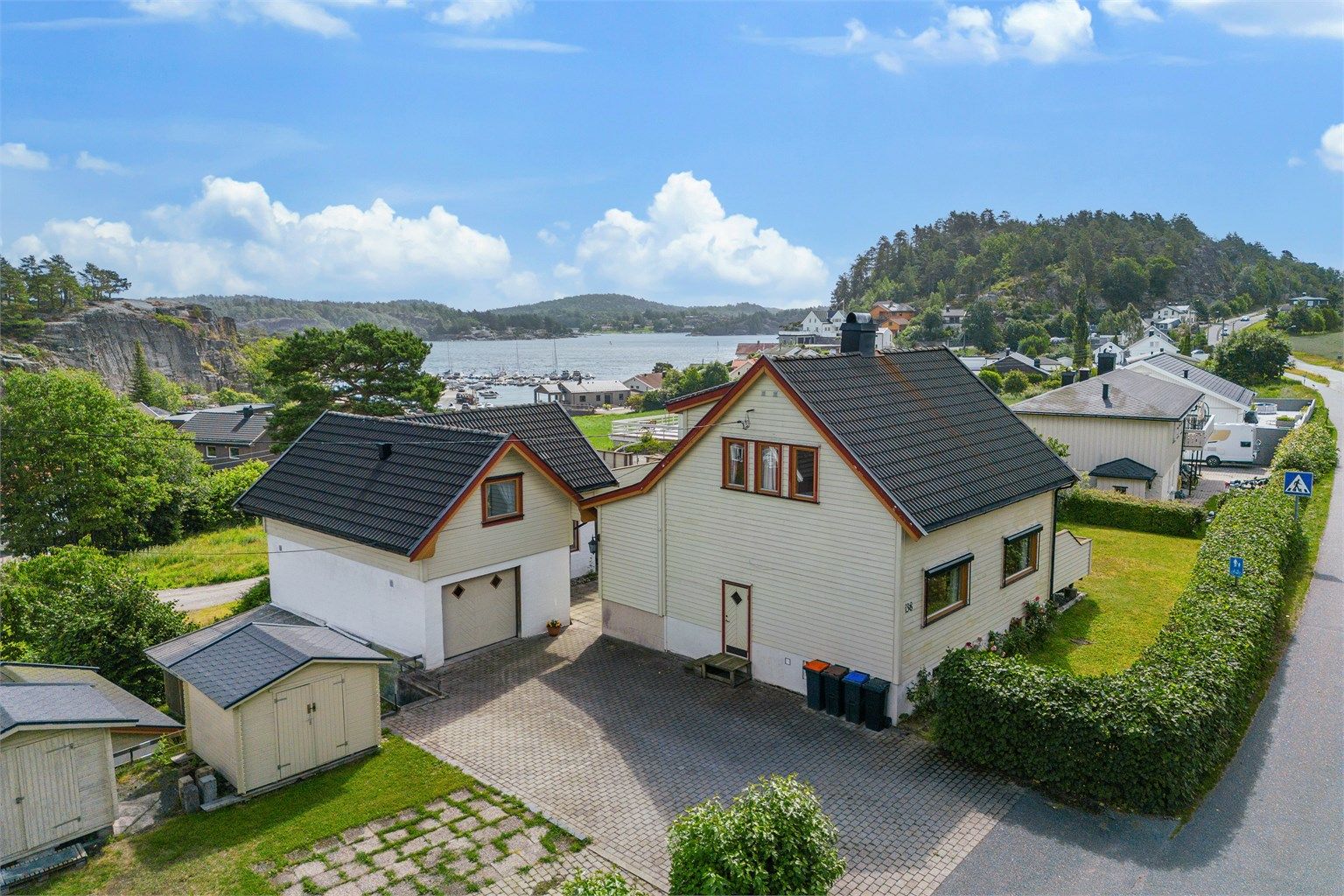 Fra boligen tar det kun 3 minutter å spasere til Ormestadvika badestrand. 