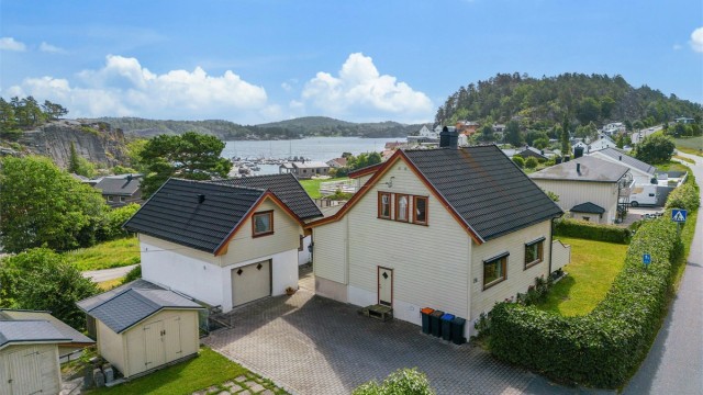 Fra boligen tar det kun 3 minutter å spasere til Ormestadvika badestrand.