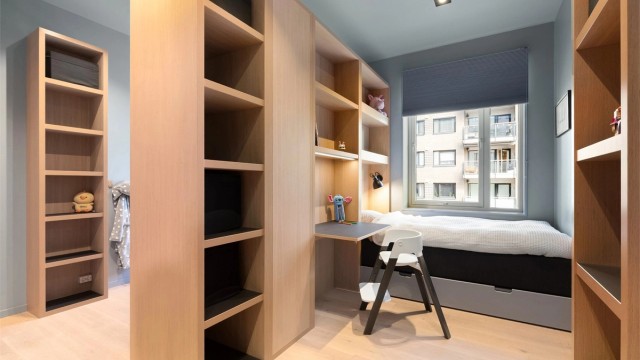 Barnerommet er opprinnelig to soverom. Rommet er i dag åpnet opp til et stort rom med smart plassbygget skillevegg med hyllesystem, lagring og arbeidspult på hver side